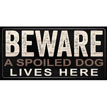 Imagem de Placa para Fan Creations para animais de estimação, cuidado com o cão mimado que mora aqui 25,4 x 12,7 cm 175114