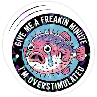 Imagem de (3 peças) Adesivo Give Me A Freakin' Minute I'm Overstimulated Adesivo de saúde mental Blowfish Anxiety Overthinking adesivos holográficos 7,6 cm