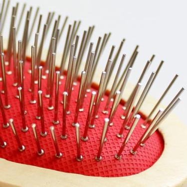 Imagem de Escova Canina Profissional Cabo Madeira Dentes Metálicos Desembaraça e Alinha