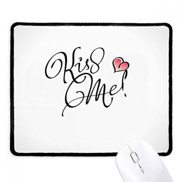 Imagem de Mousepad Kiss Me com citação de coração e escrita à mão, borda costurada preta