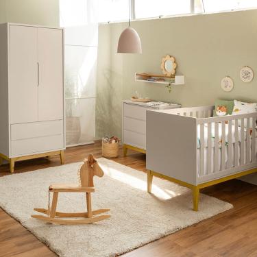 Imagem de Kit Quarto Infantil Theo Square Areia – Cômoda 3 Gavetas + Guarda-Roupa 2 Portas com Pés em Madeira Natural + Berço