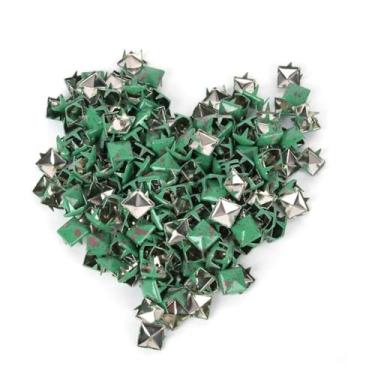 Imagem de Generic Rebites Quadrados Elegantes de Metal Decorativo 9mm para Bolsas Diy, Chapéus, Artesanato de Couro, 200 Peças para Costura de Roupas (Pontos vermelhos em fundo verde)