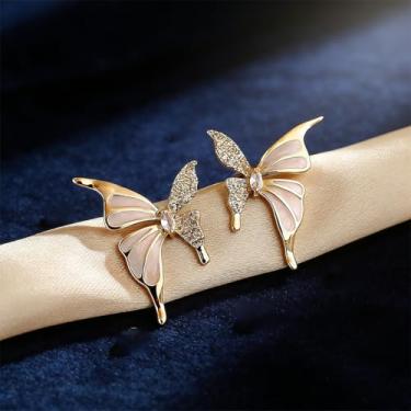 Imagem de Brincos femininos exclusivos em forma de borboleta dourada com design de diamante falso, elefante e retrô, mostrando seu charme feminino único, adequado para o dia a dia e qualquer ocasião.