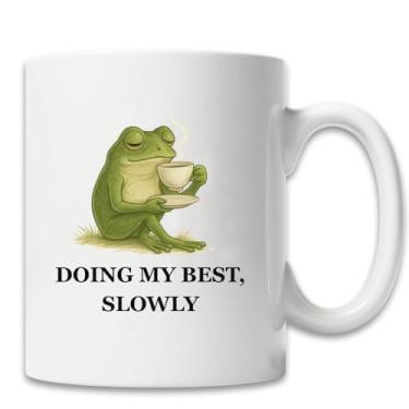 Imagem de Missdaidy-Funny Frog Mug 325 ml – Copo de café de animal fofo com citações sarcásticas – Doing My Best Slowly/Kerfuffle/Mild Panic – Presente para amigos, colegas de trabalho, amantes de sapos (Doing