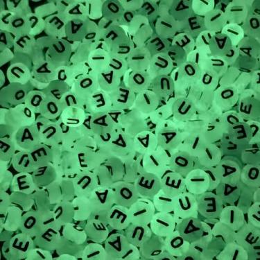 Imagem de 500 contas de letras brilhantes 4 x 7 mm contas acrílicas que brilham no escuro para pulseira de fabricação de joias (AEIOU-500PCS)