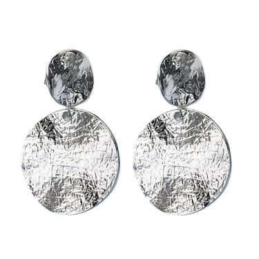 Imagem de Brincos redondos prateados com clipe não perfurado com padrão de martelamento
