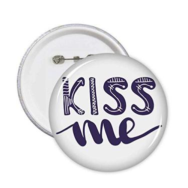 Imagem de Kiss Me Linda citação de escrita à mão, emblema, botão, redondo, decoração de roupas, 5 peças