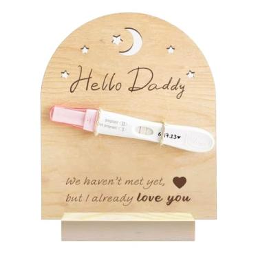 Imagem de GOMAKERER 1 placa de madeira para anúncio de gravidez, lembrança de teste de gravidez de madeira Hello Daddy com base e corda de barbante revelando ao marido e pai como presente para exibição