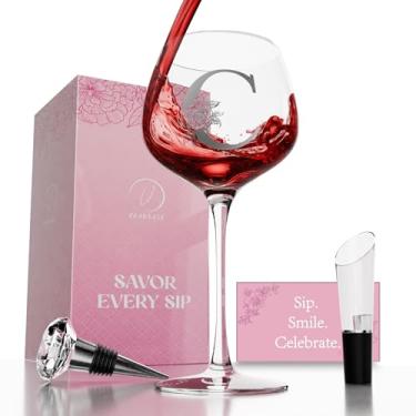 Imagem de vaanshie Taça de vinho com monograma C com rolha e despejador de vinho – Conjunto de presente de taça de vinho gravado A – Z personalizado para mulheres, aniversário, Natal, Dia dos Namorados