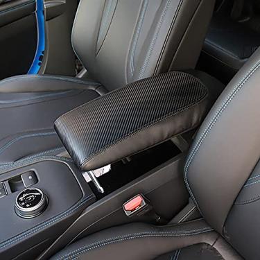 Imagem de AAGiiLEEYO Capas de apoio de braço para centro de carro adequadas para Ford Mustang Mach-E 2021 2022 padrão de fibra de carbono capas de couro preto capas de console central