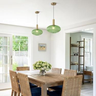 Imagem de Lustre moderno verde com luminária pendente vintage em latão, ajustável, com cúpula de vidro listrada, ideal para ilha de cozinha, quarto, corredor ou hall de entrada.