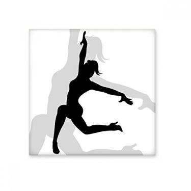 Imagem de Pedra adorna de tijolo vitrificado com desenho de mulher dançante