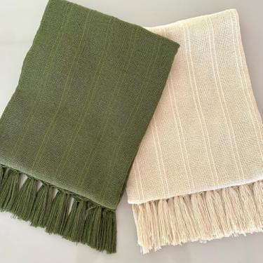 Imagem de Kit Com 2 Mantas Decorativas Verde Oliva E Cru Para Sofá Poltronas e Camas Xale 1,20X1,80M