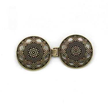 Imagem de 1 peça de suéter retrô clipe de capa clipes de capa mini cardigã broches broches xaile colarinho fecho camisa vestido broche clipe (precisa costurar em roupas) (D)