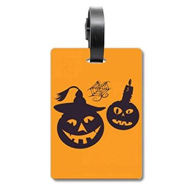 Imagem de Velas de abóboras de Halloween com teias de aranha e etiqueta para bagagem, etiqueta para guardar cartão