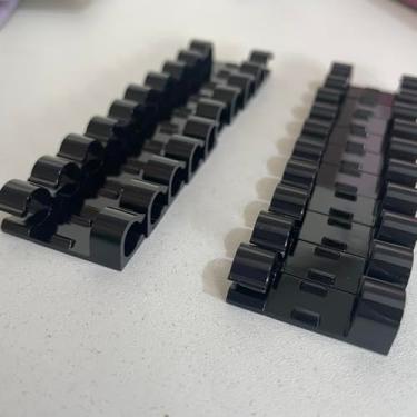 Imagem de Kit com 20 Unidades De Organizadores de Fios, Cabos e Carregadores Eletrônicos – Clipes Autoadesivos Transparente Passa Fio Autocolante Fixador Ideal para Escritório Mesa Casa (Preto)