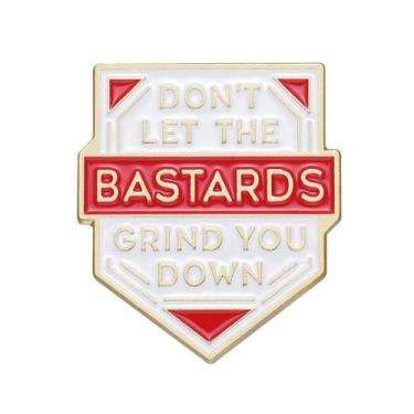 Imagem de Brooch Pins Retro Shield com a citação Don't Let the Bastards - Yiweis
