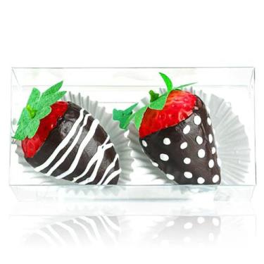 Imagem de Caixas de morangos com cobertura de chocolate, embalagem romântica com