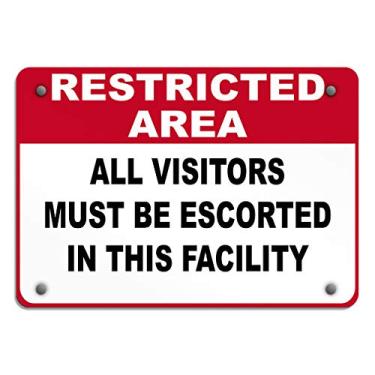 Imagem de Placa de segurança de alumínio à prova de intempéries para área restrita Todos os visitantes devem acompanhar, placa de metal horizontal 35,5 cm x 25,5 cm