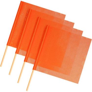 Imagem de Bandeiras laranja brilhantes, pacote com 4 unidades de malha revestida de vinil 45 x 45 cm com cavilha de madeira de 61 cm, marcação de alta visibilidade para caminhões, carga grande