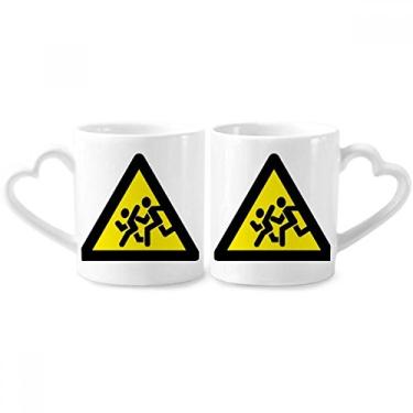 Imagem de Símbolo de aviso amarelo preto chase conjunto de canecas de porcelana para casais triângulo proibido copo de cerâmica coração alça