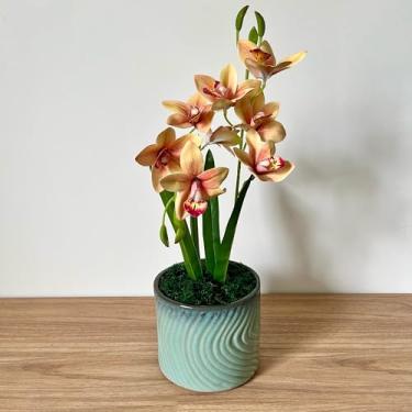 Imagem de Orquídea Cymbidium Salmão, Arranjo de Flores Artificiais, Vaso Decorativo de Cerâmica Verde Água