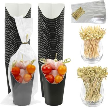 Imagem de CAMKYDE 50 conjuntos de copos descartáveis de charcutaria com palitos e sacos, 340 g de papel preto para aperitivos, porta-batatas fritas, com palitos de coquetel (50 xícaras + 50 sacos + 200 palitos)