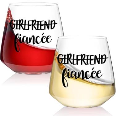Imagem de Physkoa Taças de vinho de noivado lésbico – From Girlfriend to Fiancée/Wife – Conjunto de taças de vinho sem haste fofas e engraçadas para mulheres, presente de casal LGBTQ+, 425 g