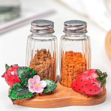 Imagem de Conjunto de saleiro e pimenteiro da Farmhouse Kitchen Decor – Dispensador de sal e pimenta com suporte de estatueta e estátuas de morango em resina – Potes de vidro para temperos incluídos