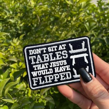 Imagem de Don't Sit at Tables That Jesus Would Have Flipped Patch 7,6 cm Sarcástico Cristão Ferro On/Sew On Bordado Tecido Aplique Patches Trucker Chapéus Roupas Mochila DIY Acessórios Amigos Mãe Presentes