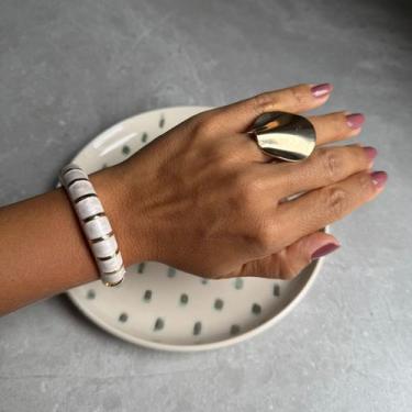 Imagem de Bracelete Estiloso Esmaltado Dourado Cor:PEROLADO - Nilza Biju, Perola