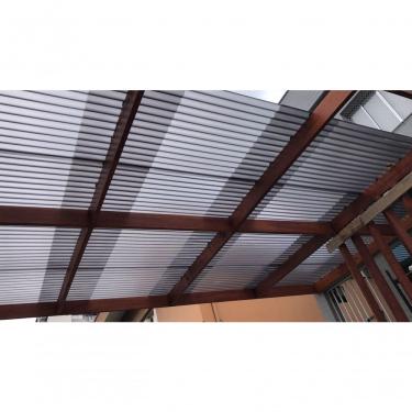 Imagem de Telha de Policarbonato Suntuf Beehive Iron 60% Onda Baixa Produzida 100% Virgem Fumê Fácil Instalação