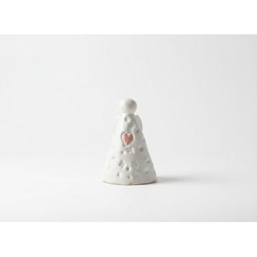 Imagem de Anjo Decorativo em Cerâmica Branca, Artesanal com Coração Rosa, 7cm de Altura, Peça Feita à Mão, Esmalte Delicado para Decoração