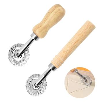 Imagem de Conjunto de roda de cortador de massa e roda de pastelaria – 2 tamanhos (3,3 cm e 6,3 cm) lâminas de aço inoxidável para ravioli, pizza, massa – borda estriada e reta com cabo de madeira, pode ser