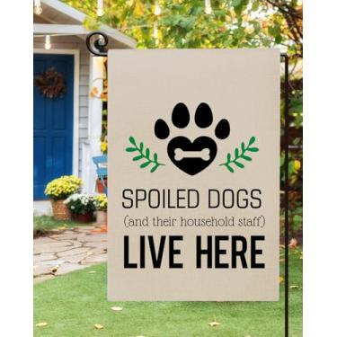 Imagem de Bandeira de jardim para cães, 30 x 45 cm, dupla face externa, cães mimados e sua equipe doméstica vivem aqui, decoração ao ar livre, jardim, gramado, decoração de casa
