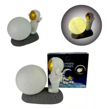 Imagem de Luminária Astronauta com Lua, Luz Noturna Decorativa