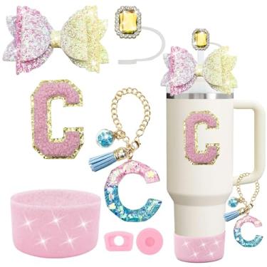 Imagem de Conjunto de acessórios de copo Stanley rosa 7 peças, decorações de iniciais para Stanley Cup 850.5 g 1,134 g, inclui cobertura de palha de joia, tampa à prova de derramamento, pingente de alça, bota