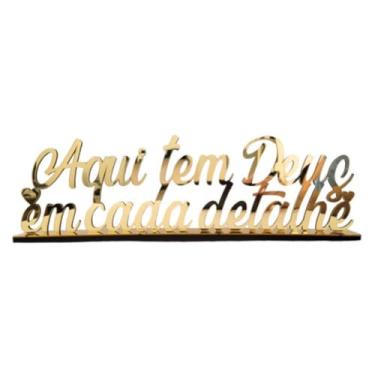 Imagem de Placa Decorativa em Acrílico Espelhado Dourado com Frase "Aqui Tem Deus em Cada Detalhe" – Inspiração e Elegância.