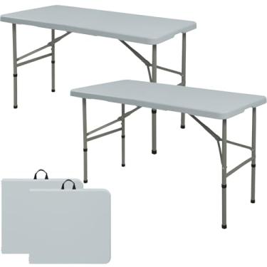 Imagem de Conjunto de 2 mesas dobráveis de 1,2 m, mesa de acampamento, portátil, resistente, retangular, externa, pernas de aço, dobrável ao meio com alça de transporte para ambientes internos, piquenique