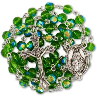 Imagem de Colar com contas de cristal verde da loja Nazaré com rosário católico e medalha de Santa Maria e crucifixo cruzado, rosário cristão feito à mão - bolsa de presente