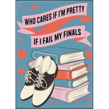 Imagem de Ata-Boy Ímã Gilmore Girls Rory Quote Who Cares if I'm Pretty 6 cm x 8,5 cm para geladeiras e armários