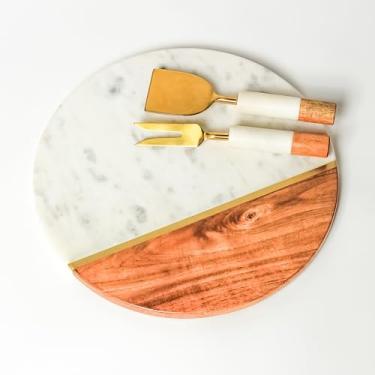 Imagem de HOMORA Tábua de queijo de mármore com incrustações de latão grosso de madeira - conjunto incluído bandeja redonda de charcutaria - presente para inauguração de casa de Ação de Graças, casamento