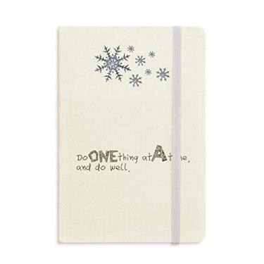 Imagem de Caderno com citação "Faça One Thing At A Time And Do Well" grosso de flocos de neve inverno