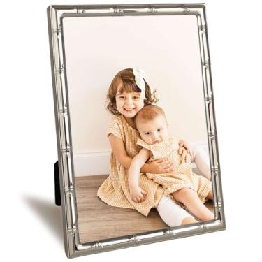 Imagem de ACHAVINM Porta-retrato 12 x 17 cm com design elegante de bambu de metal, molduras para fotos 12,6 x 17,8 cm com vidro real HD, tela versátil para montagem em mesa ou parede, ótima para decoração de