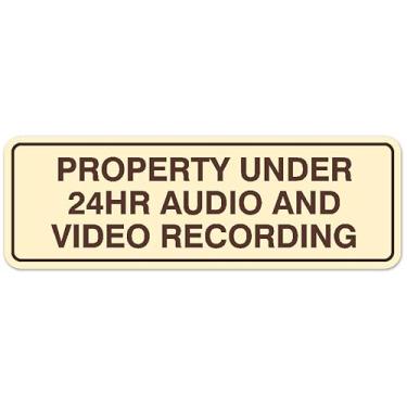 Imagem de Placa de gravação de áudio e vídeo de propriedade padrão abaixo de 24 horas - fácil instalação | Placa de parede ou porta durável (marfim/marrom escuro) - pequena