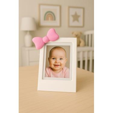 Imagem de Mini moldura decorativa de mesa Instax com fita rosa, gravata borboleta e detalhe de margarida (rosa)
