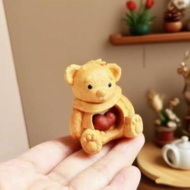 Imagem de Xiyuelily Linda estatueta de urso de madeira – estátua de urso do amor vazada esculpida em caixa de exibição de acrílico, presente romântico para casais para aniversário, dia dos namorados