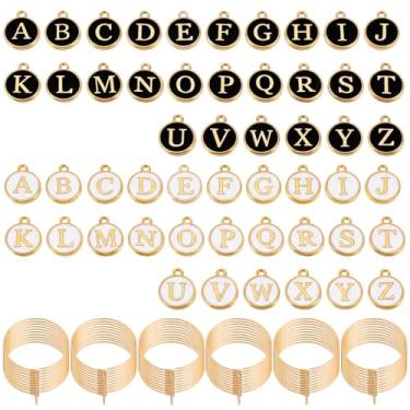 Imagem de APLZGMG 60 pingentes de taça de vinho, 52 contas de letras brancas e pretas, marcadores de bebida com pingente de esmalte para taças de caule, identificador de anel de pingente de vinho para decoração