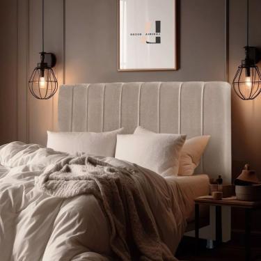Imagem de Cabeceira Carla Casal Madeira Maciça Eucalipto Estofada com Revestimento em Suede Bege