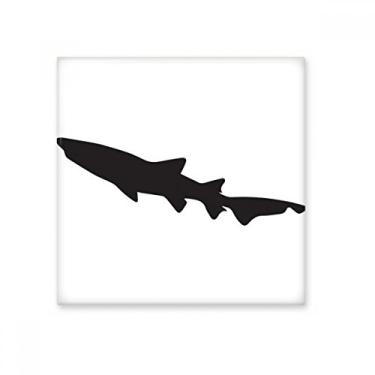 Imagem de Pedra adorna de tijolo vitrificado com desenho de peixe de biologia de tubarão preto